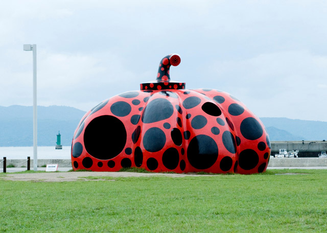 草間彌生「赤かぼちゃ」2006年 直島・宮浦港緑地 写真/青地 大輔