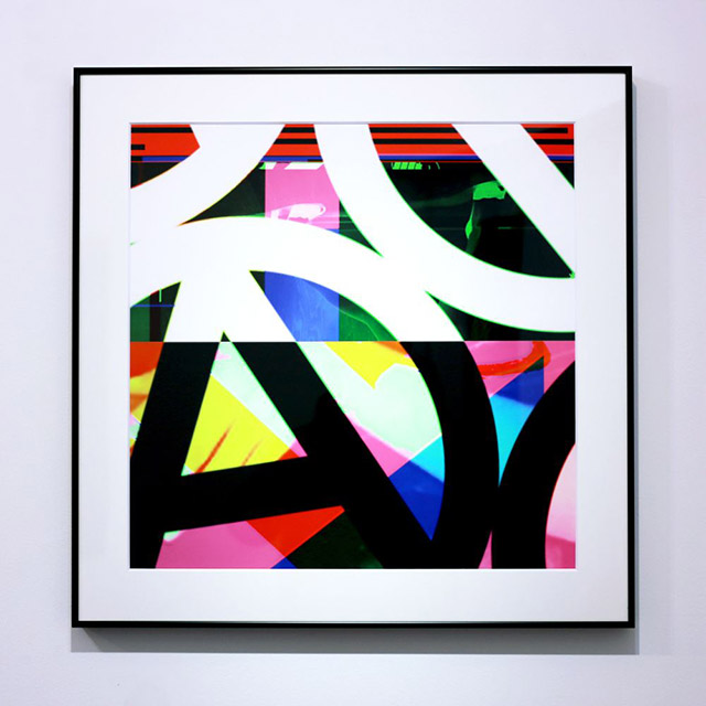 《gimme!gimme!gimme!》(2016年、FRP、ウレタン塗料、鋲) 2016年、映像作家の中村壮志との二人展では、音楽やファッション等様々なカルチャーとアートの関係性を探る作品を発表