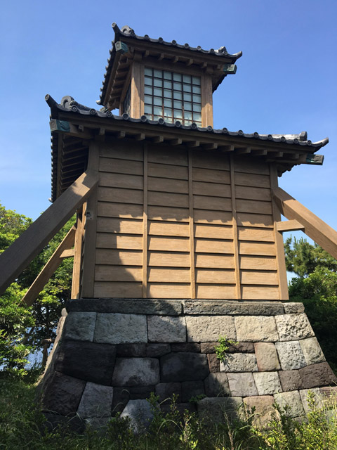 「かがり屋」「灯明台」などと呼ばれていた江戸時代の灯台 (2018年5月神奈川県にて筆者撮影)