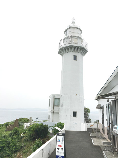 150年にわたり浦賀水道をゆく船乗りたちの「海の道しるべ」として活躍してきた観音埼灯台。 現在の建物は3代目。(2018年5月神奈川県にて筆者撮影):「11月1日は「灯台の日」。 島国ニッポンの航路を150年照らし続けてきた灯台に思いを馳せる。」谷川夏樹