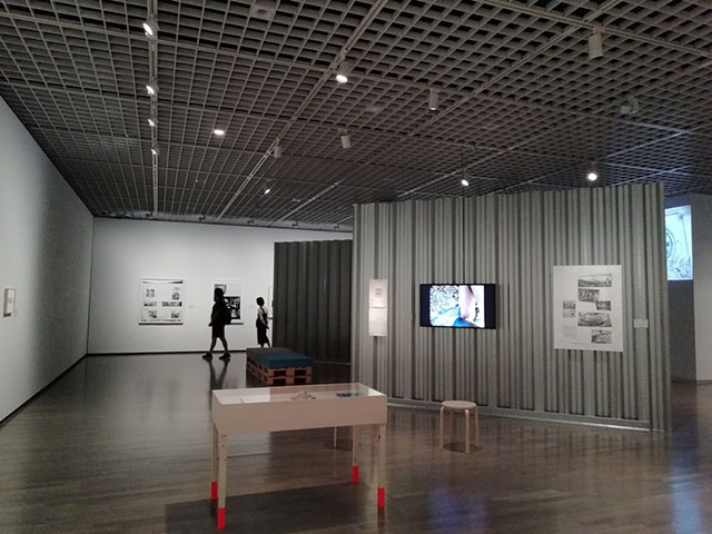 建築や映像をはじめとした作品を展示するゴードン・マッタ=クラーク展(2018年6月19日~9月17日)では、工場を彷彿とさせるようなインダストリアルな展示が目を引きました。