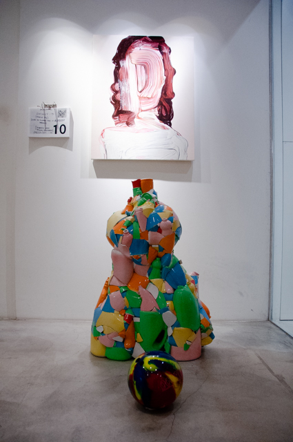 左:Ryan Gander《And what if no one believes this truth? 》2014 上:武田鉄平《絵画のための絵画007》2015 手前:岩井優《Bottle/Body(From “Mutation of the dead end)》2014